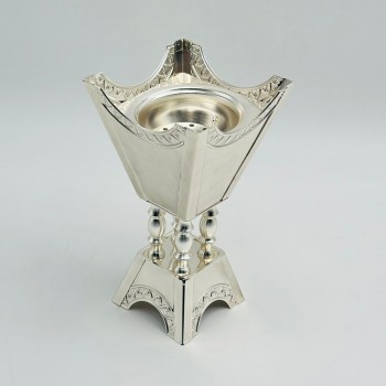 مبخرة بتصميم أنيق وعصري مصنوعة من معدن عالي الجودة12×12×22سم 