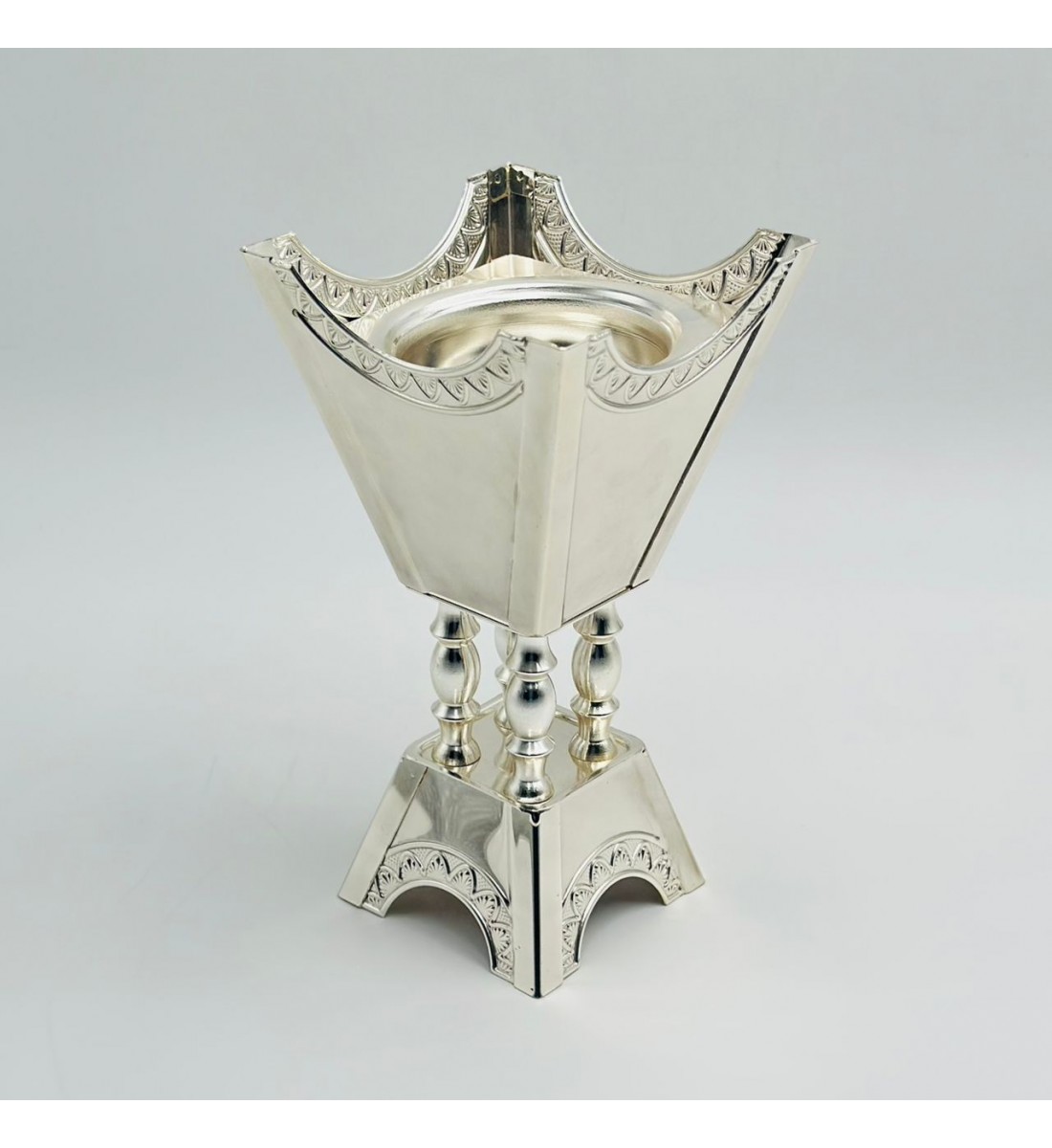 مبخرة بتصميم أنيق وعصري مصنوعة من معدن عالي الجودة12×12×22سم 