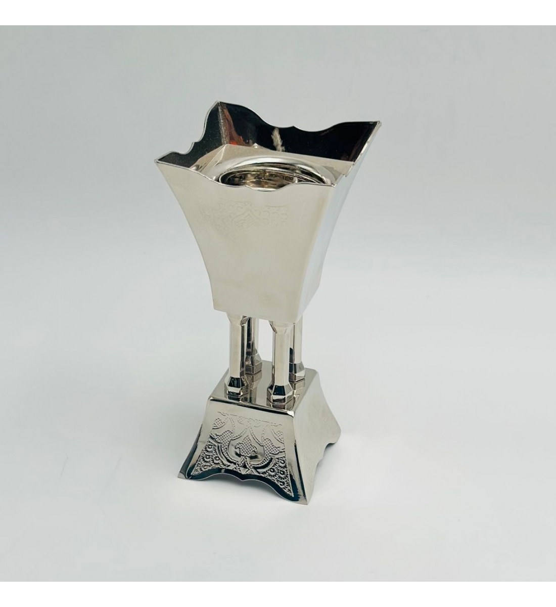 مبخرة بتصميم أنيق وعصري مصنوعة من معدن عالي الجودة8×8×18سم 