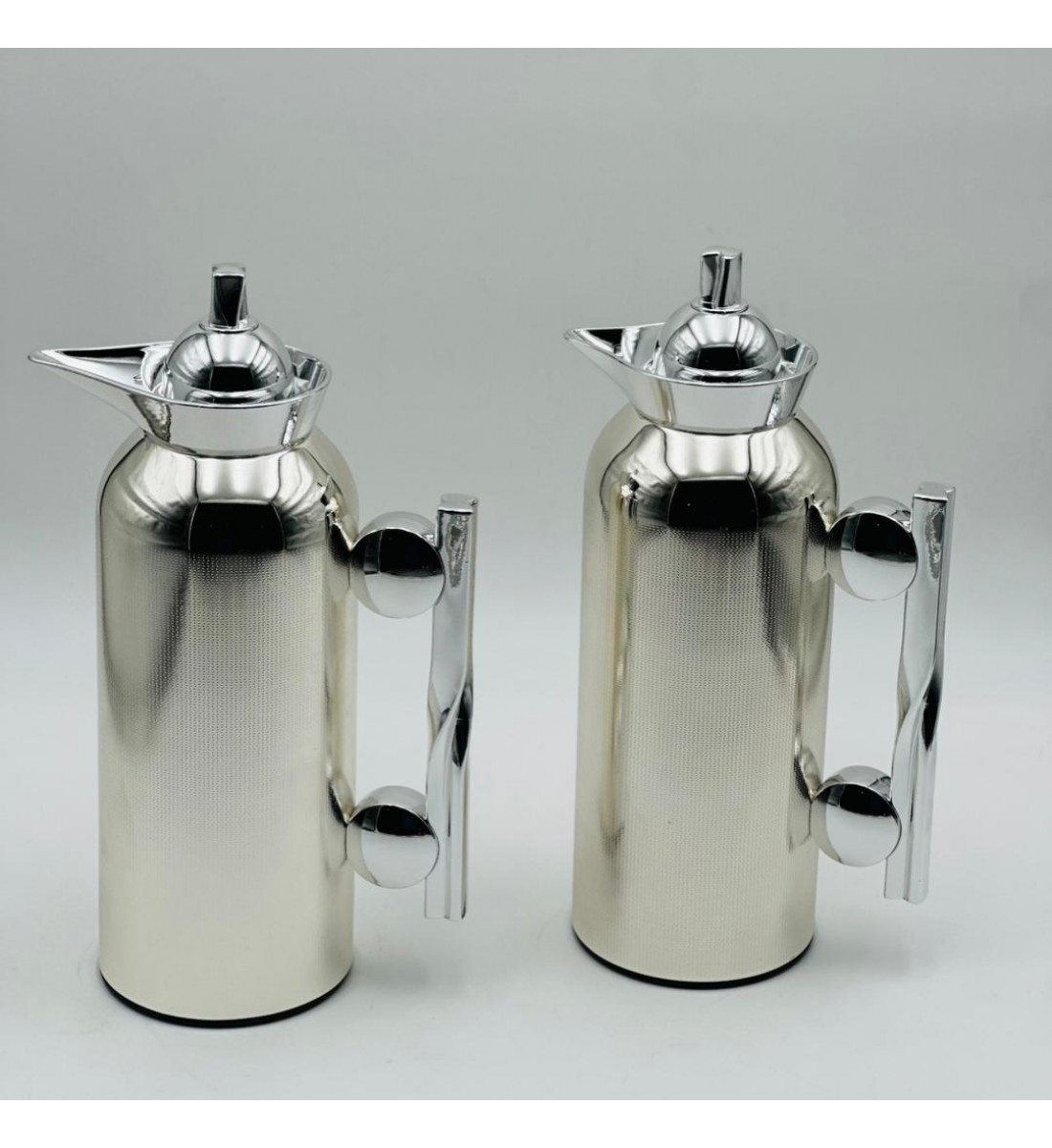 طقم  ترمس  شاي وقهوة أنيق يجمع بين التصميم العصري والانيق 