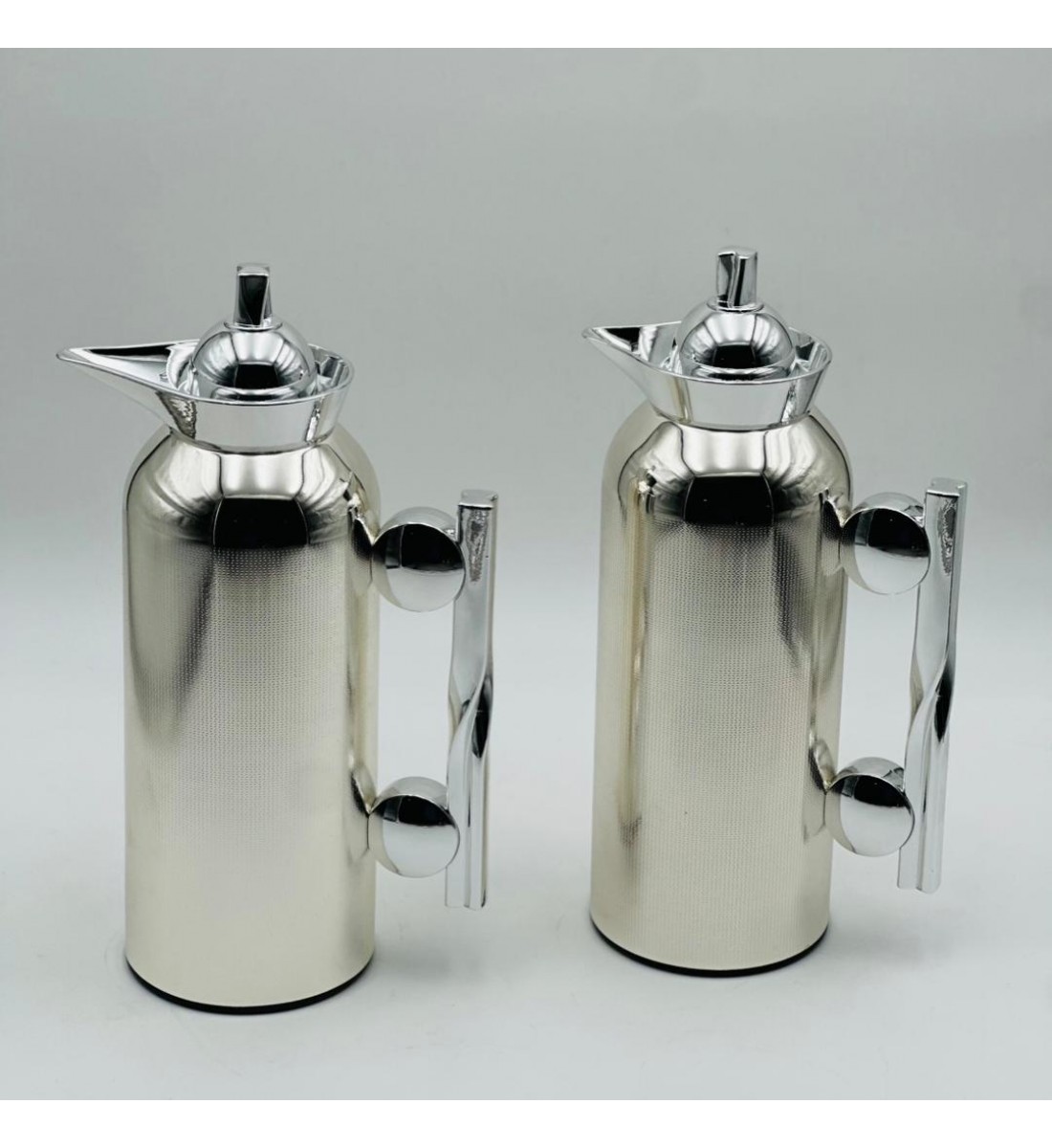 طقم  ترمس  شاي وقهوة أنيق يجمع بين التصميم العصري والانيق 