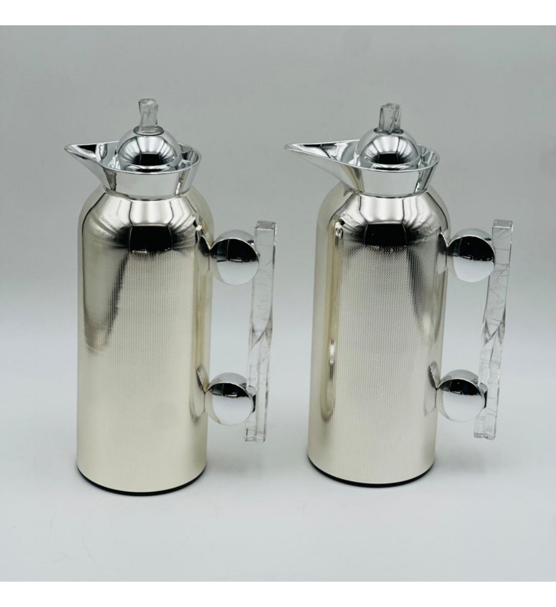 طقم  ترمس  شاي وقهوة أنيق يجمع بين التصميم العصري والانيق 