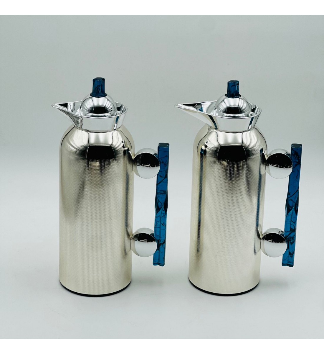 طقم  ترمس  شاي وقهوة أنيق يجمع بين التصميم العصري والانيق 