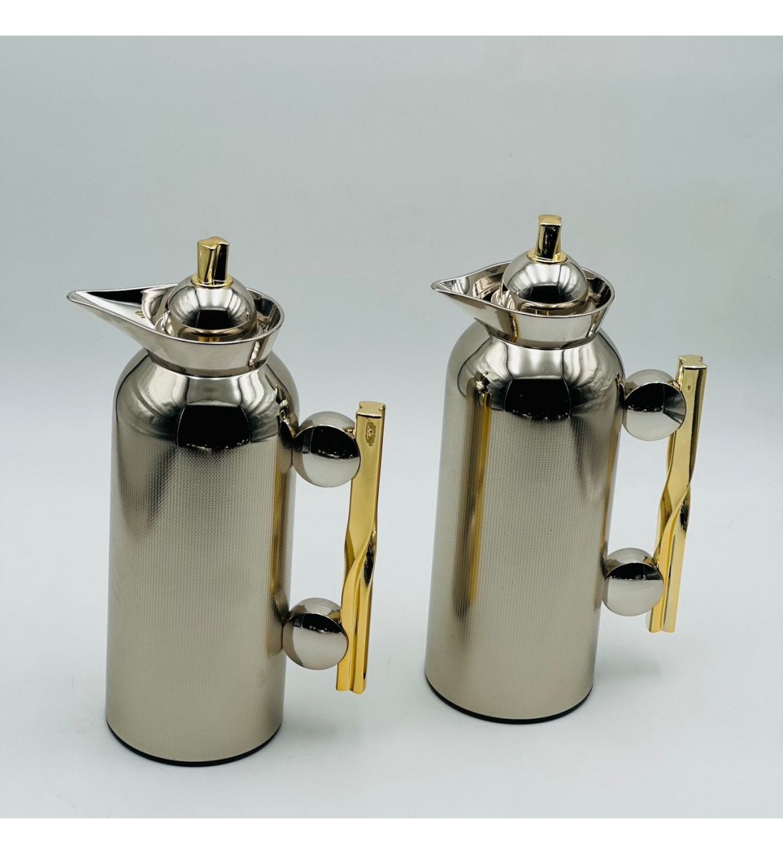 طقم  ترمس  شاي وقهوة أنيق يجمع بين التصميم العصري والانيق 