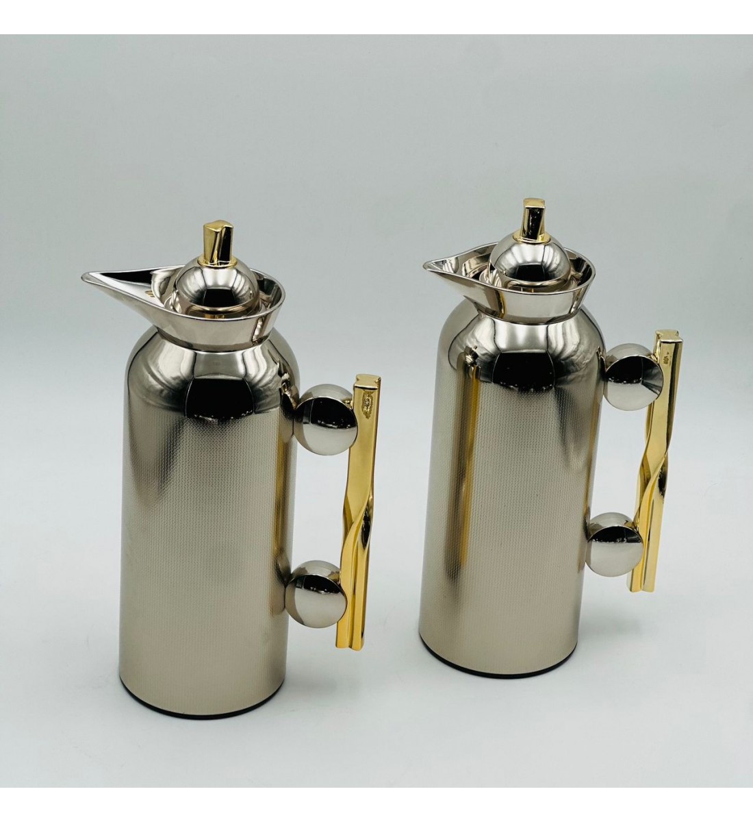 طقم  ترمس  شاي وقهوة أنيق يجمع بين التصميم العصري والانيق 