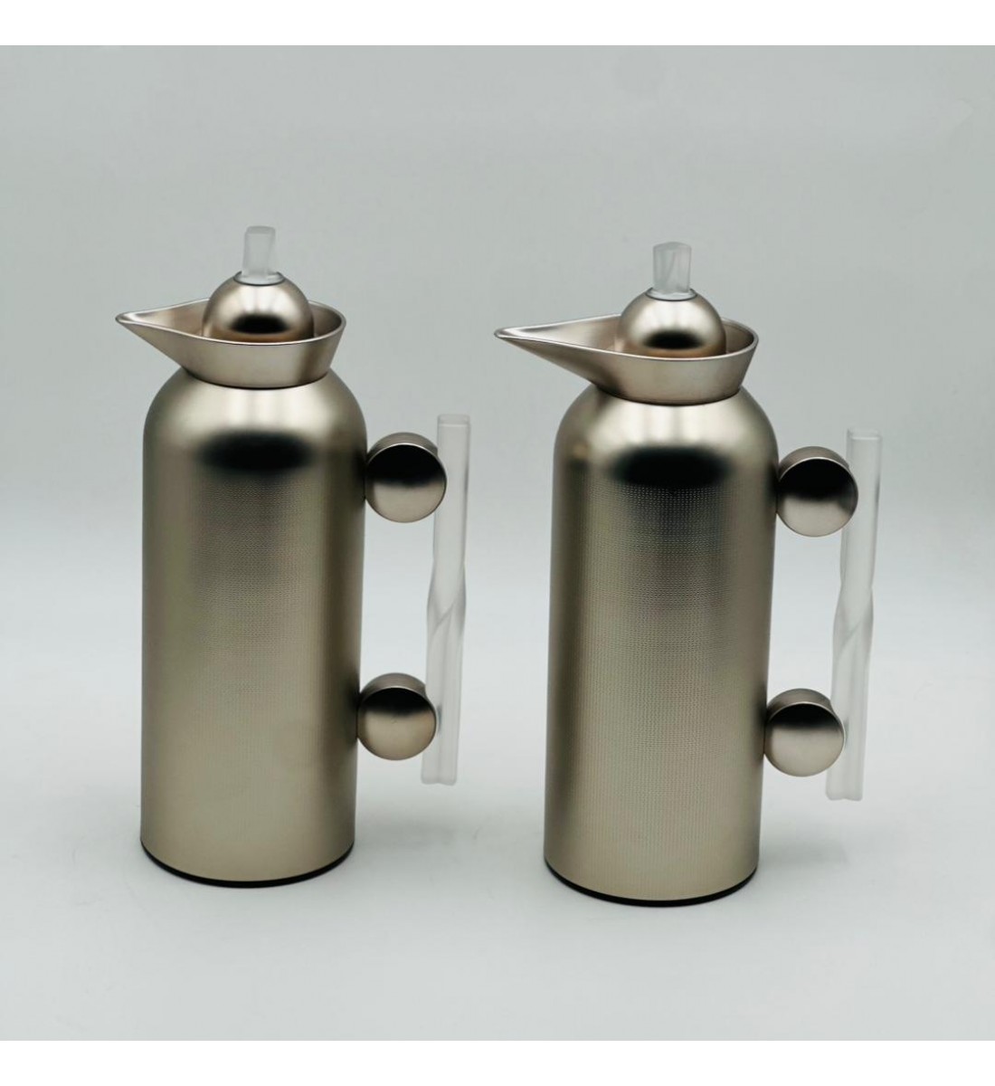 طقم  ترمس  شاي وقهوة أنيق يجمع بين التصميم العصري والانيق 