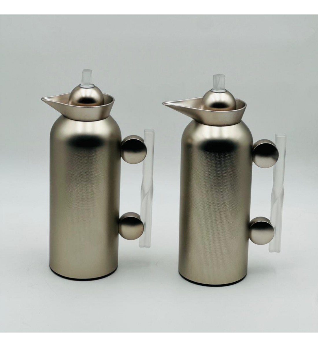 طقم  ترمس  شاي وقهوة أنيق يجمع بين التصميم العصري والانيق 