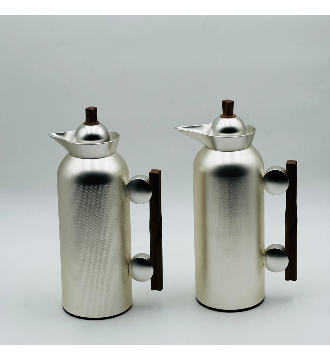 طقم  ترمس  شاي وقهوة أنيق يجمع بين التصميم العصري والانيق 