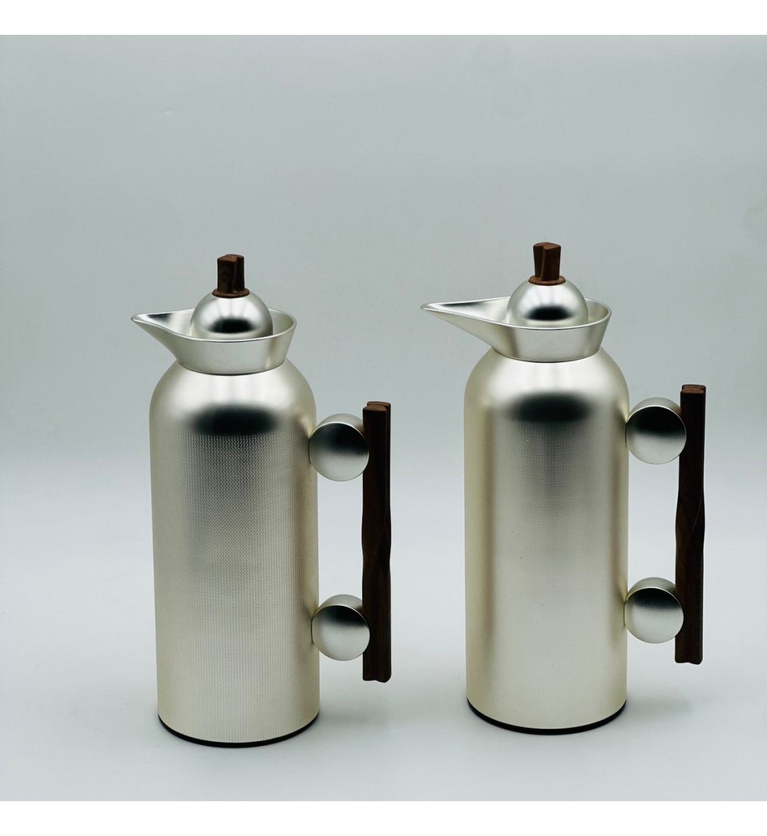 طقم  ترمس  شاي وقهوة أنيق يجمع بين التصميم العصري والانيق 