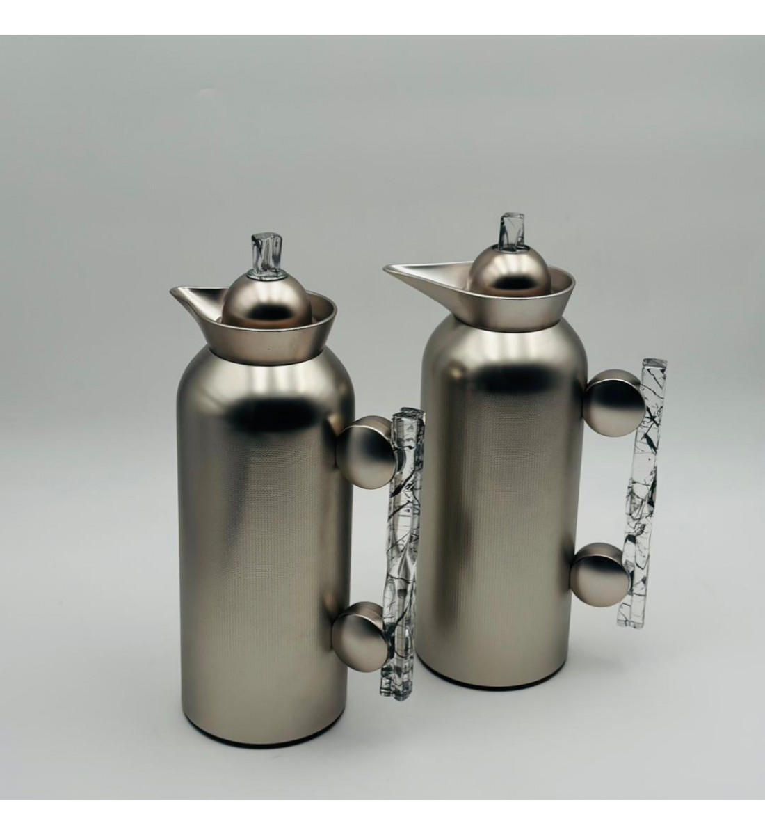 طقم  ترمس  شاي وقهوة أنيق يجمع بين التصميم العصري والانيق 