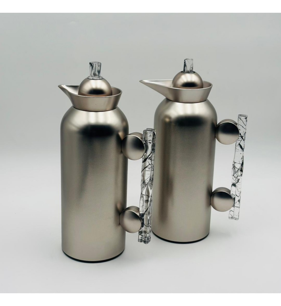 طقم  ترمس  شاي وقهوة أنيق يجمع بين التصميم العصري والانيق 