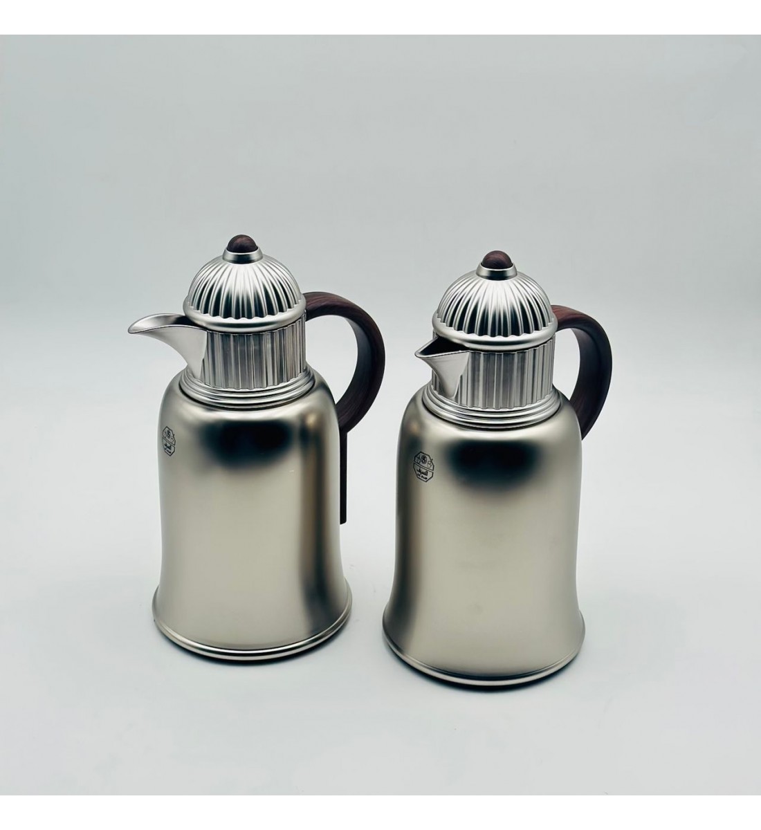 طقم  ترمس  شاي وقهوة أنيق يجمع بين التصميم العصري والانيق 