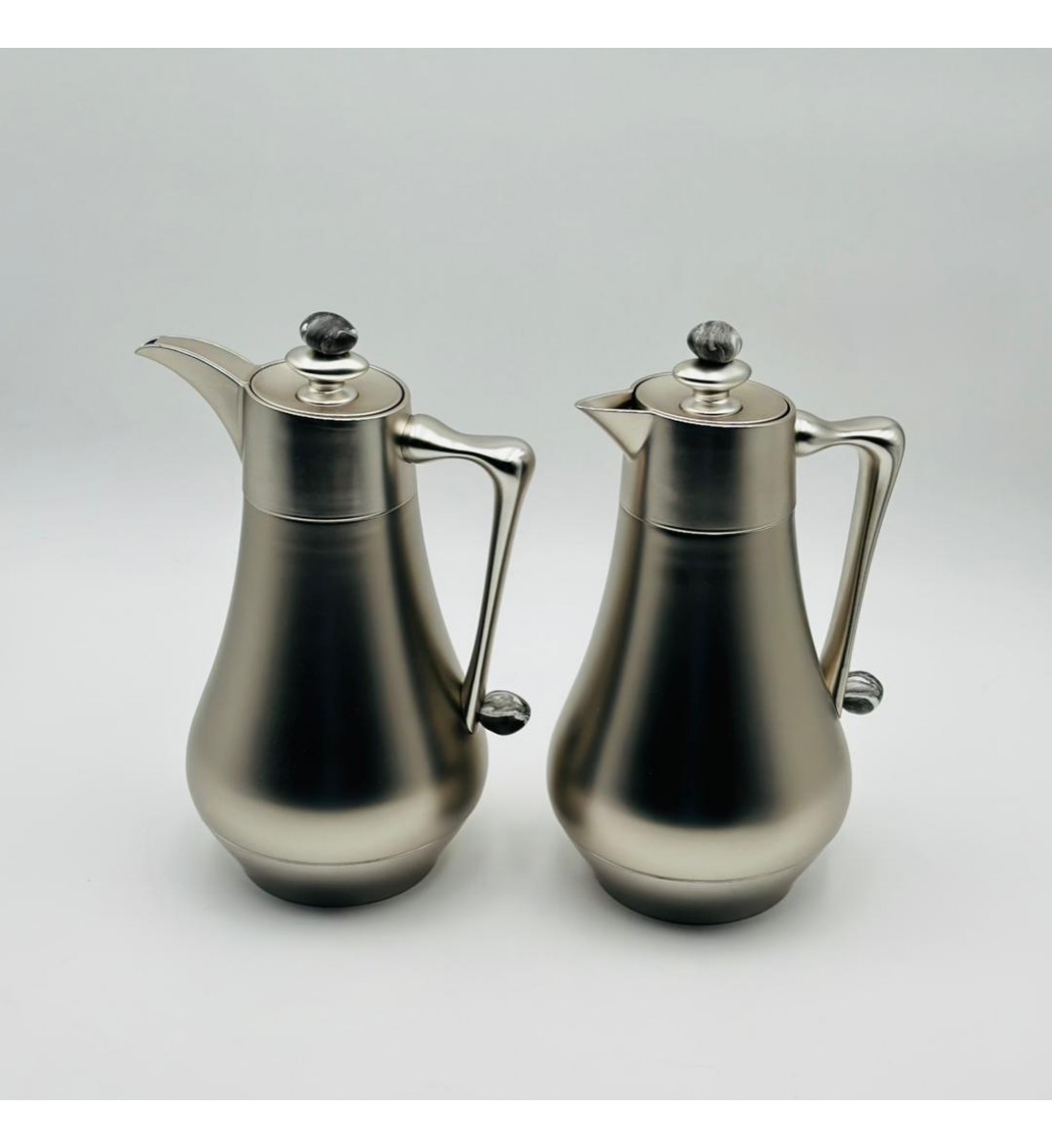 طقم  ترمس  شاي وقهوة أنيق يجمع بين التصميم العصري والانيق 