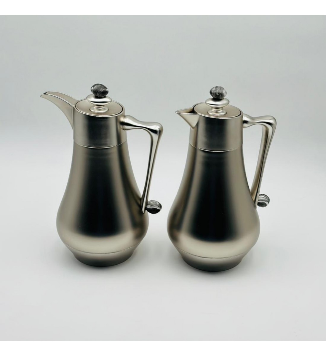 طقم  ترمس  شاي وقهوة أنيق يجمع بين التصميم العصري والانيق 