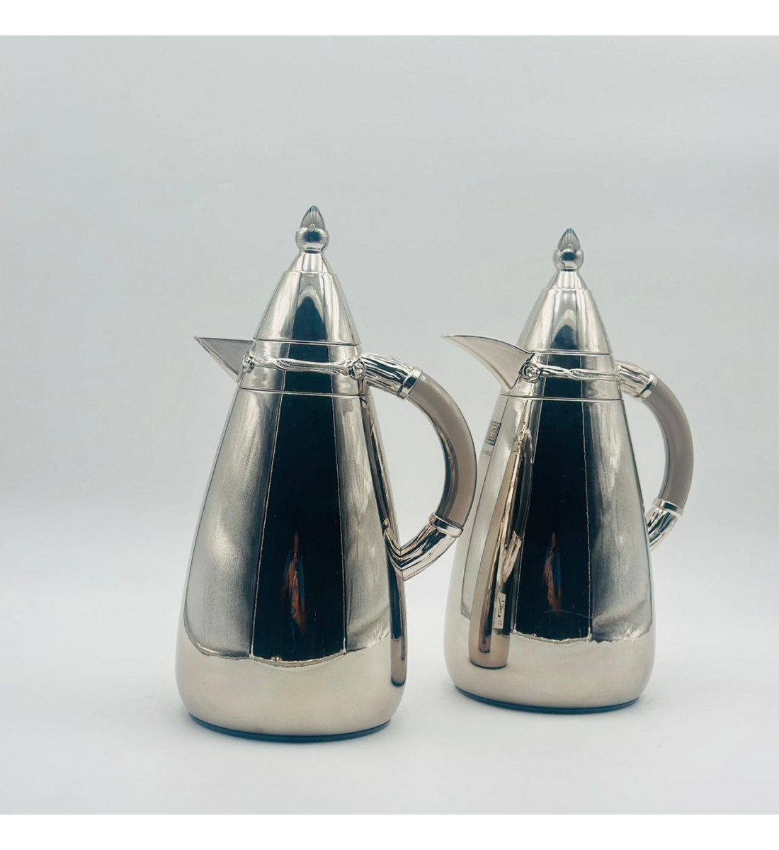 طقم  ترمس  شاي وقهوة أنيق يجمع بين التصميم العصري والانيق 