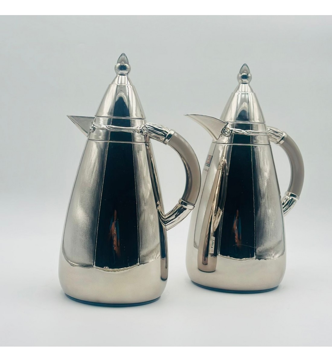 طقم  ترمس  شاي وقهوة أنيق يجمع بين التصميم العصري والانيق 