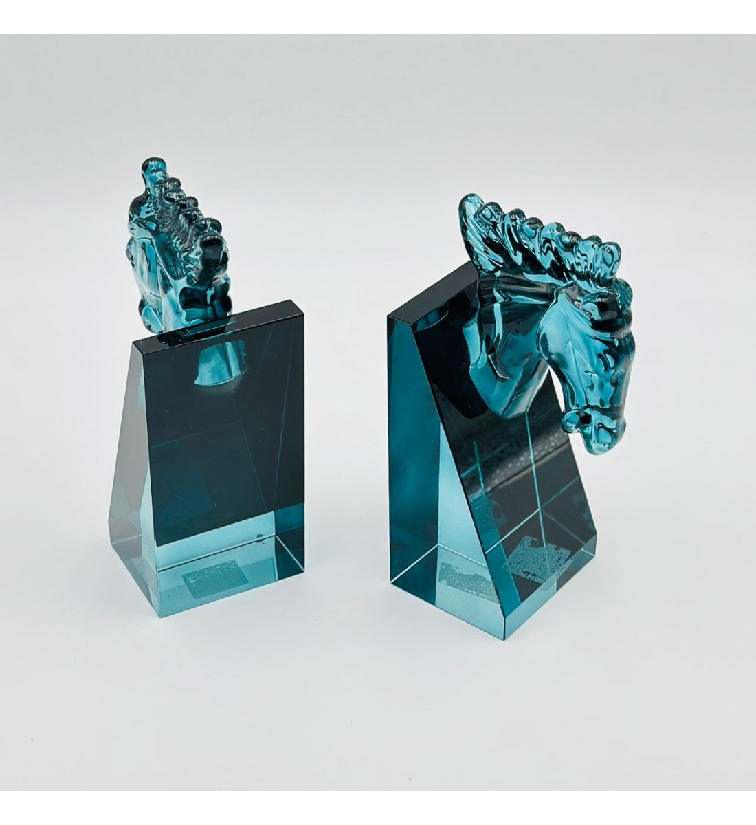 حامل كتاب ديكور كرستال أنيق، يضيف لمسة من الفخامة لمكتبتك أو غرفة القراءة