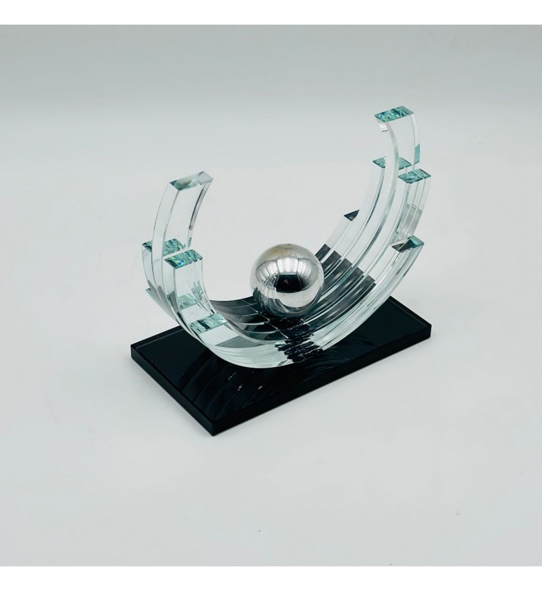 قطعة ديكور أنيقة بتصميم ، تتميز بتفاصيل دقيقة ولمسة فنية راقية تعكس القوة والجمال في آنٍ واحد20×10×16سم 