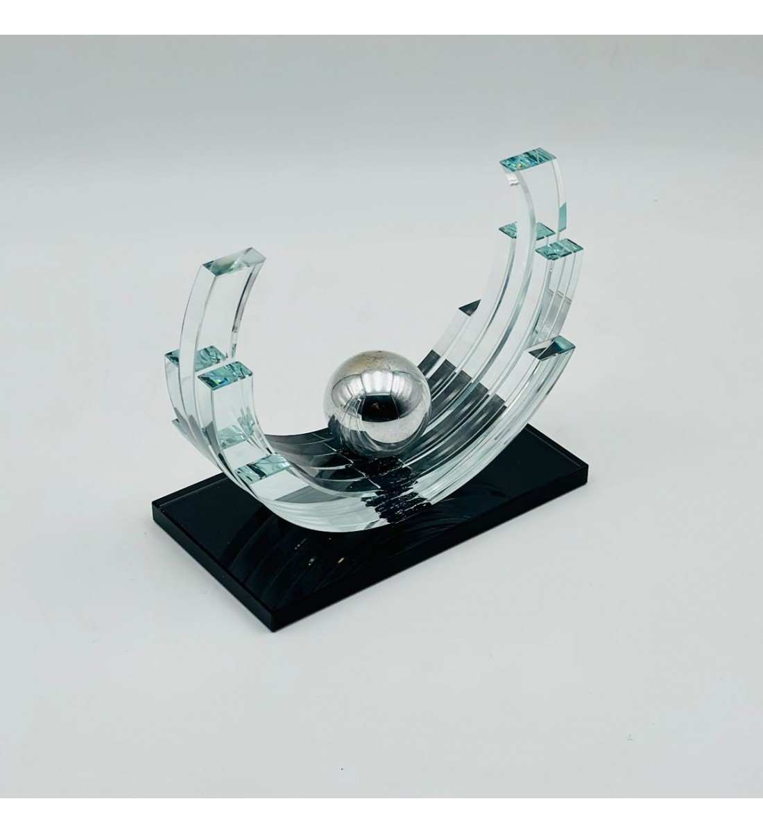 قطعة ديكور أنيقة بتصميم ، تتميز بتفاصيل دقيقة ولمسة فنية راقية تعكس القوة والجمال في آنٍ واحد20×10×16سم 