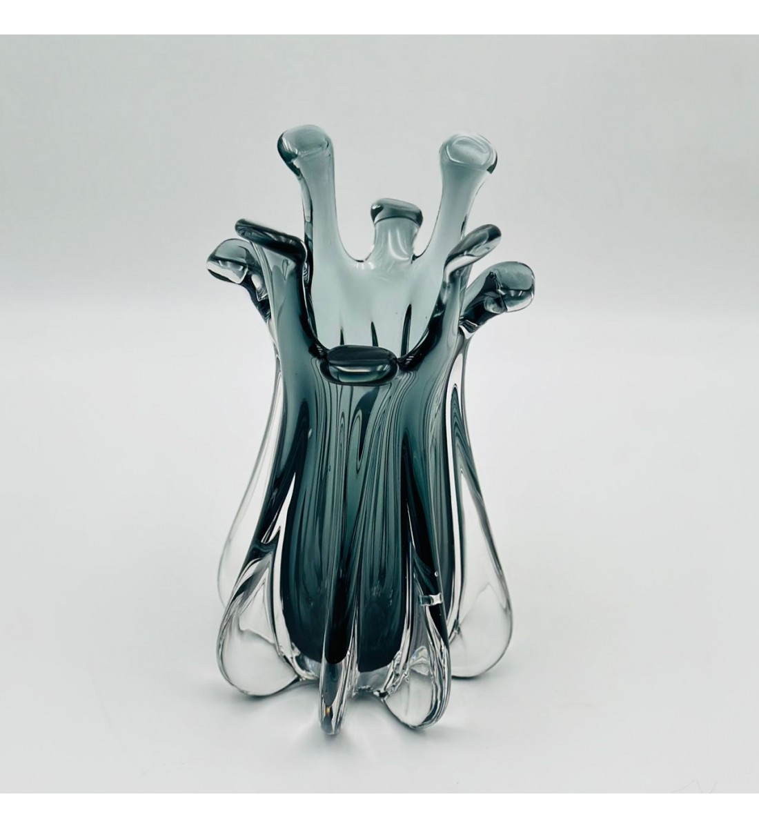 فازه زجاج تصميم كلاسيك مقاس26×14×14سم فازه زجاج تصميم كلاسيك مقاس26×14×14سم