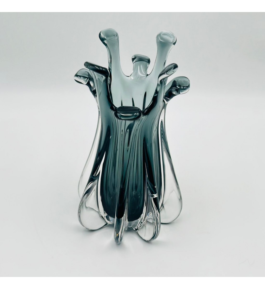 فازه زجاج تصميم كلاسيك مقاس26×14×14سم فازه زجاج تصميم كلاسيك مقاس26×14×14سم