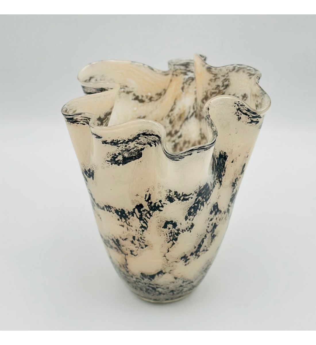 فازه زجاج تصميم كلاسيك مقاس 25×20×20سم فازه زجاج تصميم كلاسيك مقاس 25×20×20سم