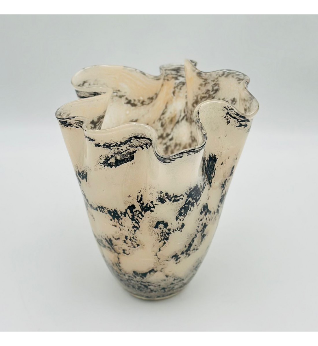 فازه زجاج تصميم كلاسيك مقاس 25×20×20سم فازه زجاج تصميم كلاسيك مقاس 25×20×20سم