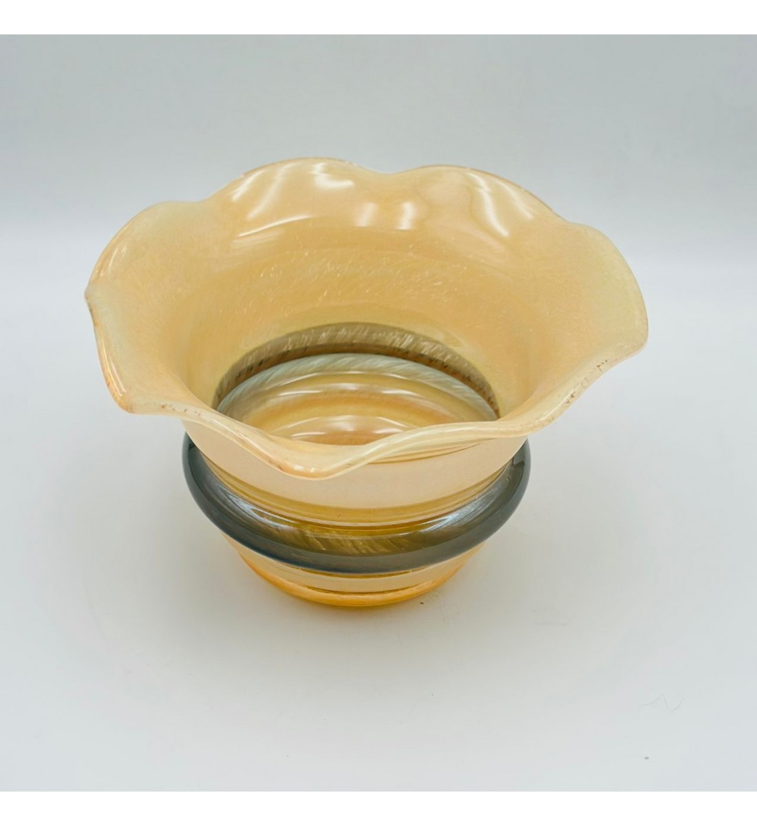 فازه زجاج تصميم كلاسيك مقاس 27×27×15سم فازه زجاج تصميم كلاسيك مقاس 27×27×15سم