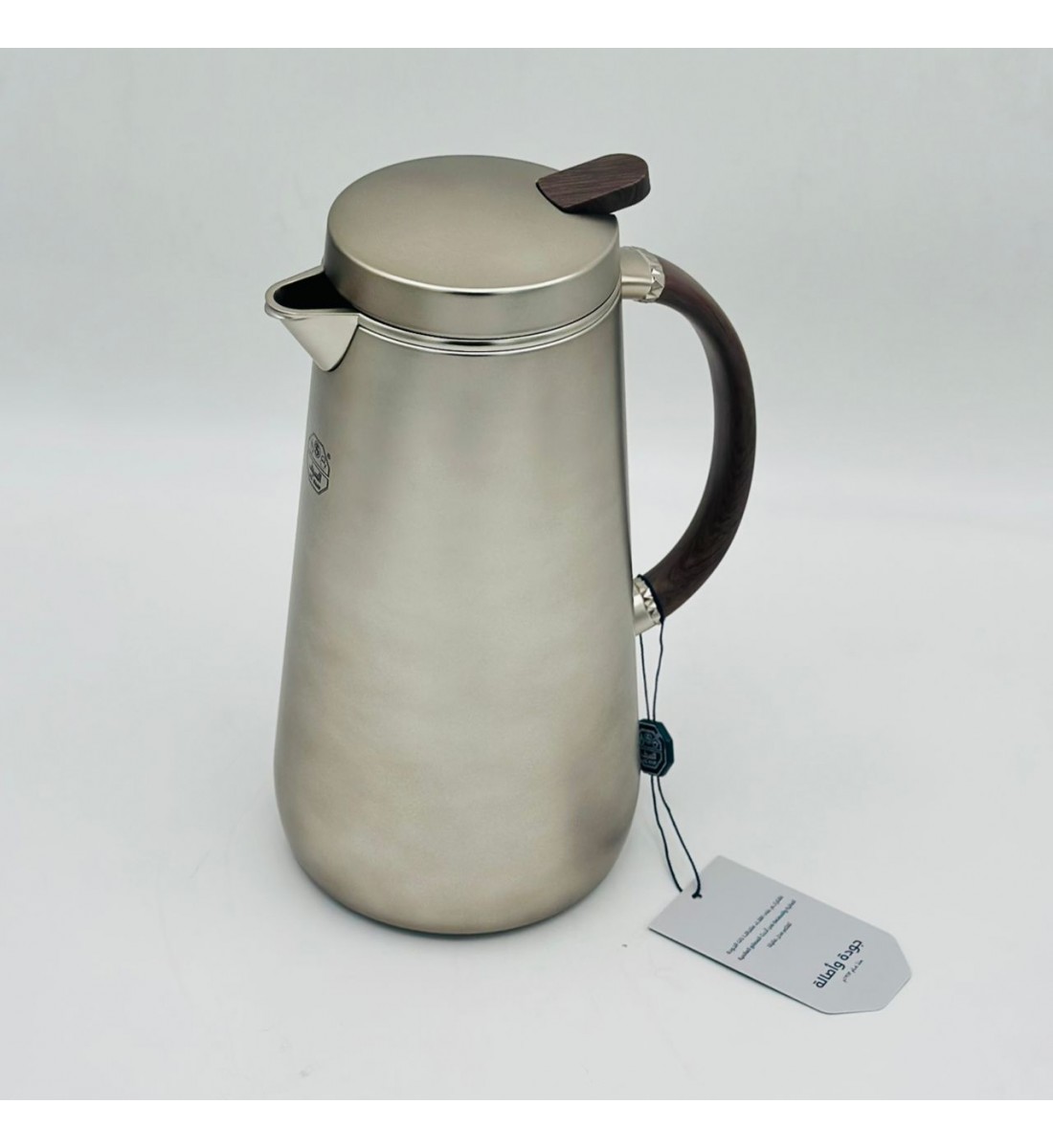 ترمس أنيق بتصميم عصري يجمع بين البساطة والفخامة، مصنوع من هيكل معدني 1لتر