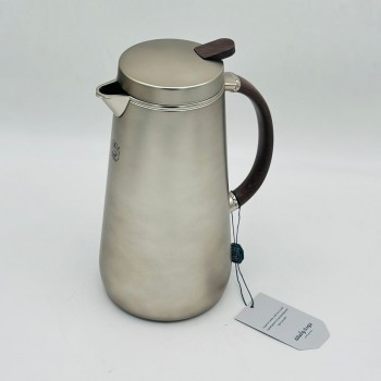 ترمس أنيق بتصميم عصري يجمع بين البساطة والفخامة، مصنوع من هيكل معدني 1لتر