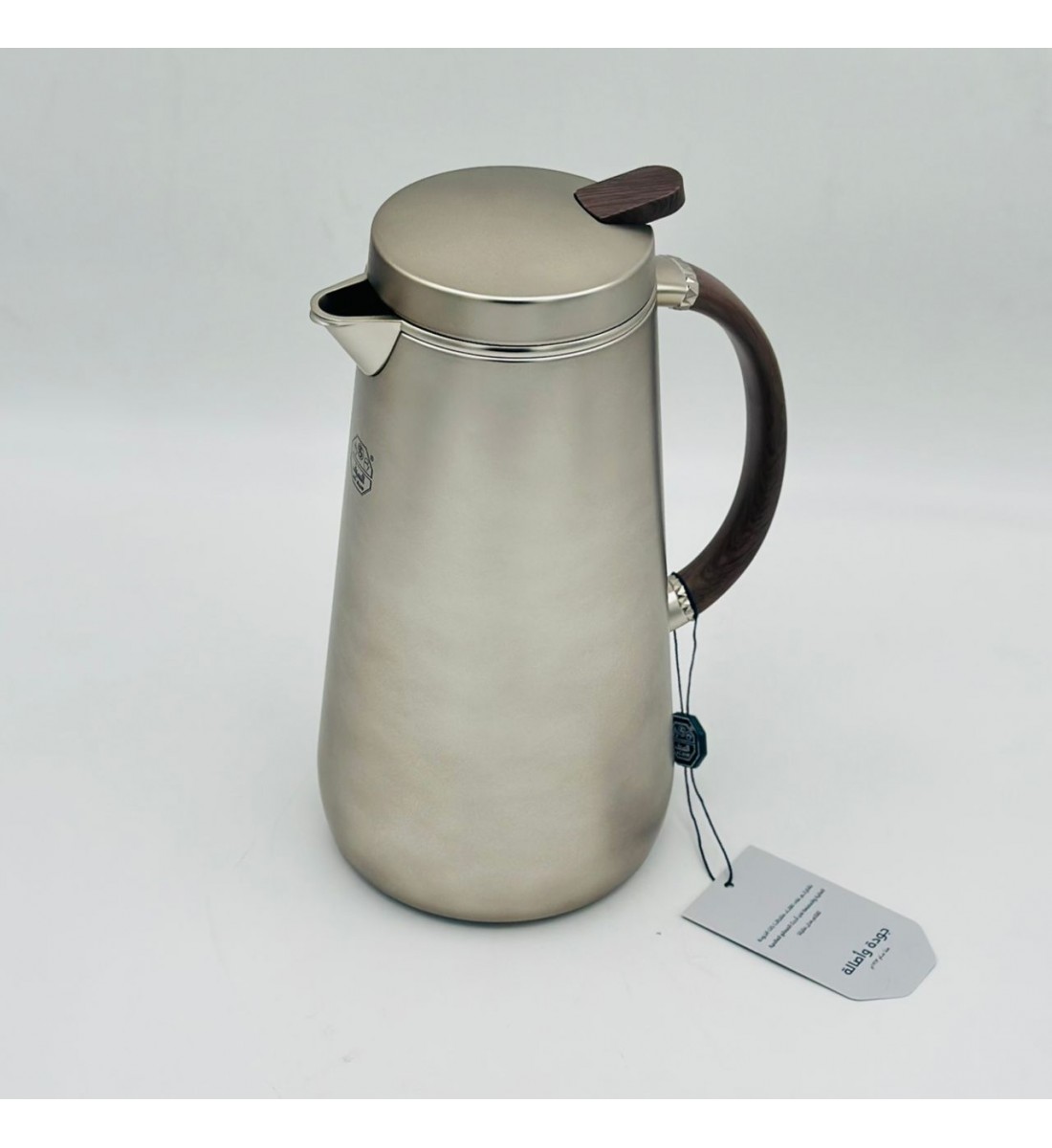 ترمس أنيق بتصميم عصري يجمع بين البساطة والفخامة، مصنوع من هيكل معدني 1لتر