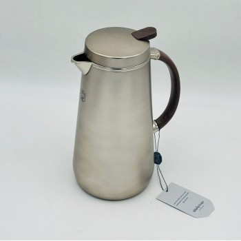 ترمس أنيق بتصميم عصري يجمع بين البساطة والفخامة، مصنوع من هيكل معدني 1لتر