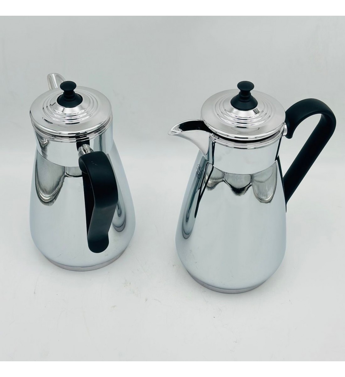 طقم  ترمس  شاي وقهوة أنيق يجمع بين التصميم العصري والانيق 