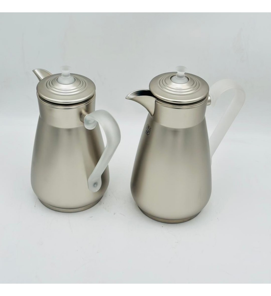 طقم  ترمس  شاي وقهوة أنيق يجمع بين التصميم العصري والانيق 