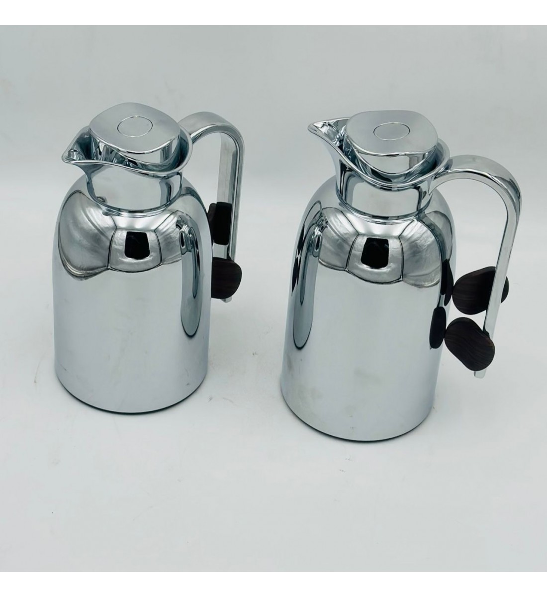 طقم  ترمس  شاي وقهوة أنيق يجمع بين التصميم العصري والانيق 