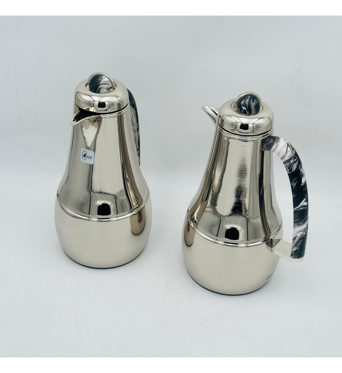 طقم  ترمس  شاي وقهوة أنيق يجمع بين التصميم العصري والانيق 