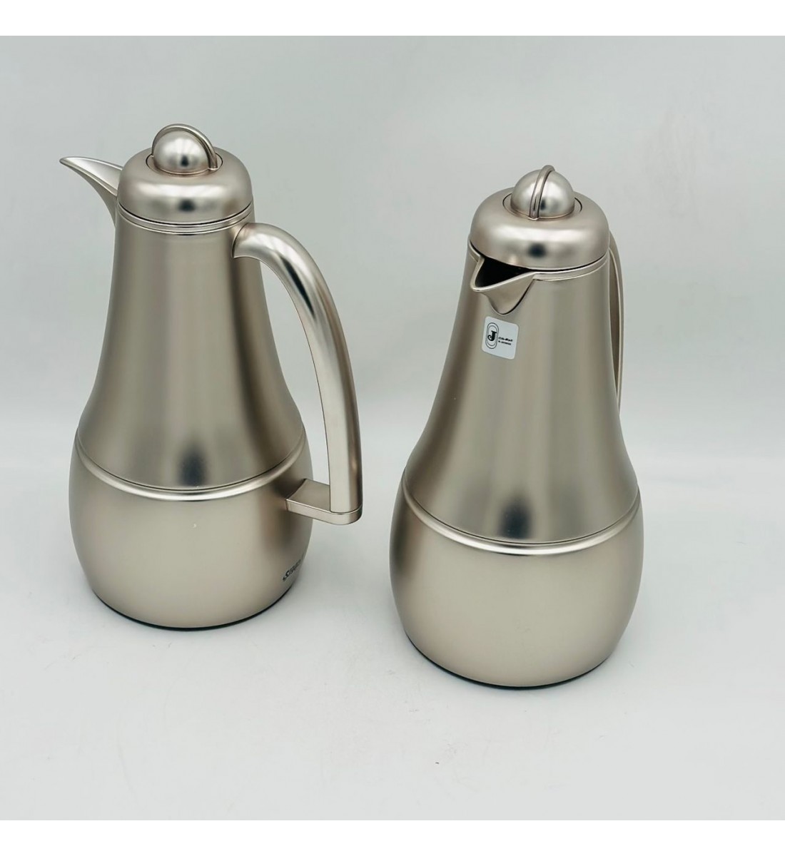 طقم  ترمس  شاي وقهوة أنيق يجمع بين التصميم العصري والانيق 