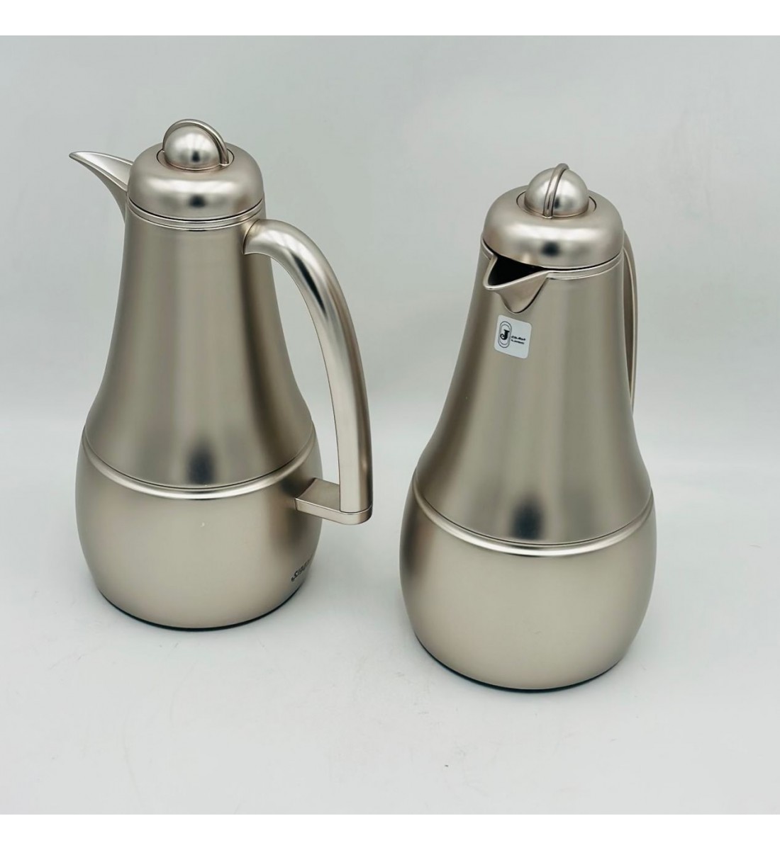 طقم  ترمس  شاي وقهوة أنيق يجمع بين التصميم العصري والانيق 