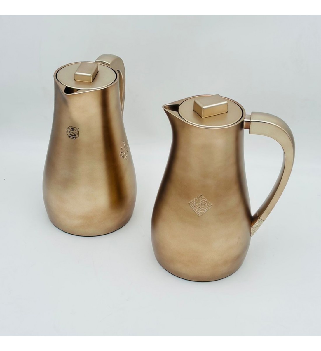 طقم  ترمس  شاي وقهوة أنيق يجمع بين التصميم العصري والانيق 