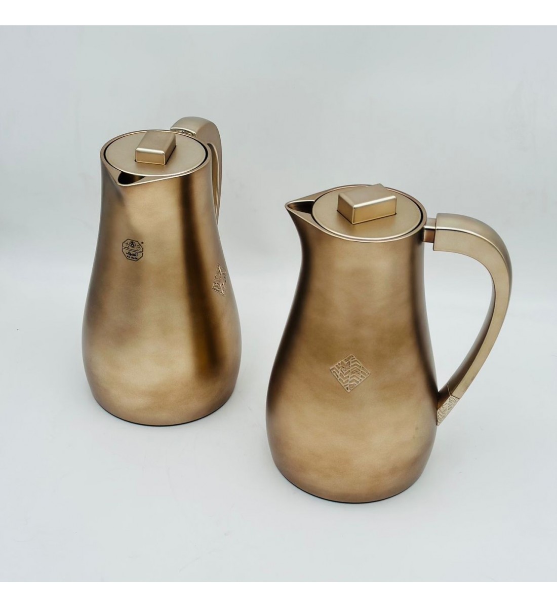 طقم  ترمس  شاي وقهوة أنيق يجمع بين التصميم العصري والانيق 