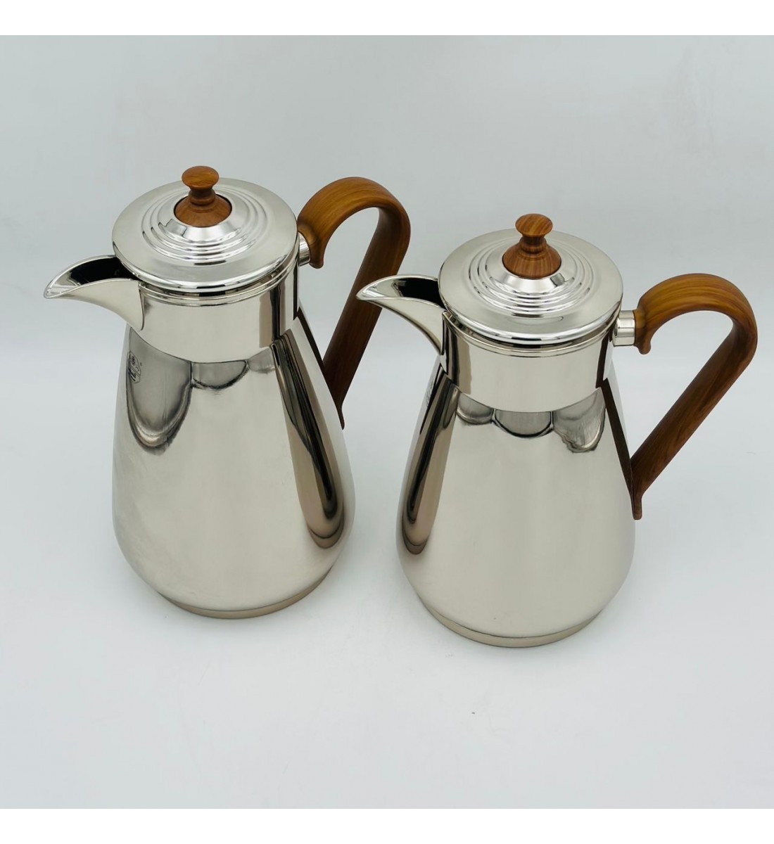 طقم  ترمس  شاي وقهوة أنيق يجمع بين التصميم العصري والانيق 