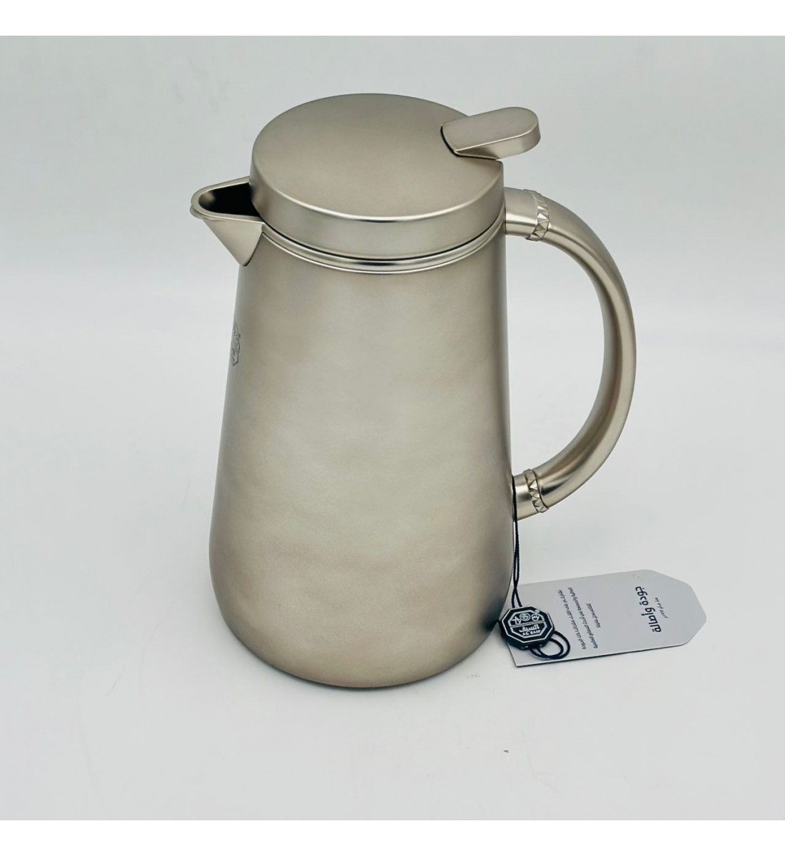 ترمس أنيق بتصميم عصري يجمع بين البساطة والفخامة، مصنوع من هيكل معدني 500ملي 