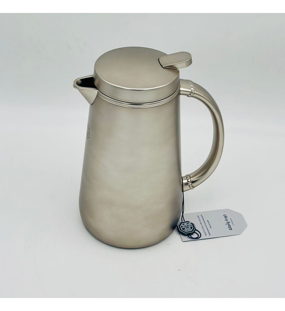 ترمس أنيق بتصميم عصري يجمع بين البساطة والفخامة، مصنوع من هيكل معدني 500ملي 