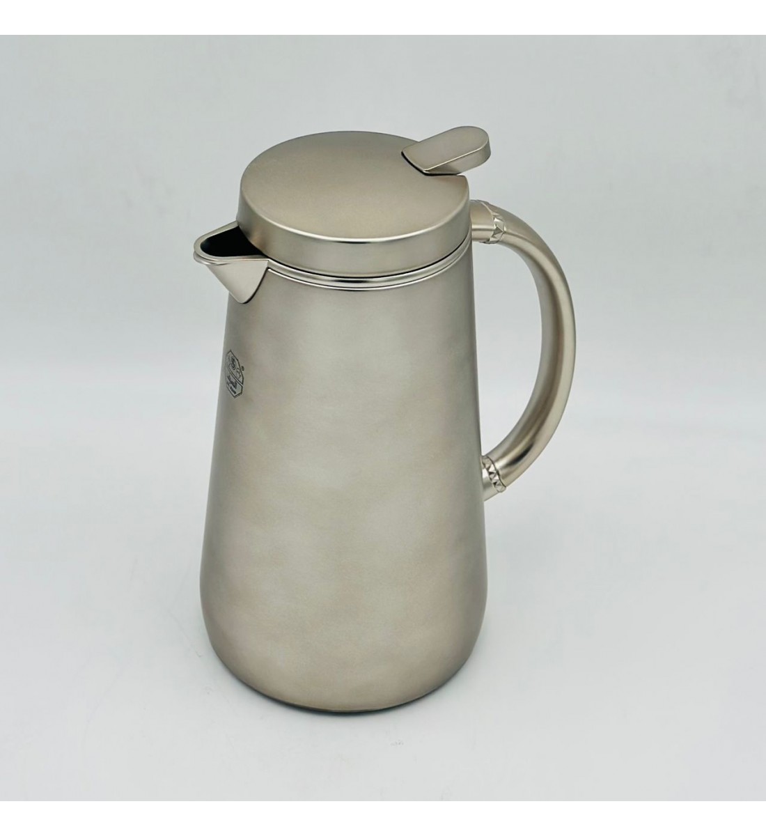 ترمس أنيق بتصميم عصري يجمع بين البساطة والفخامة، مصنوع من هيكل معدني 700ملي