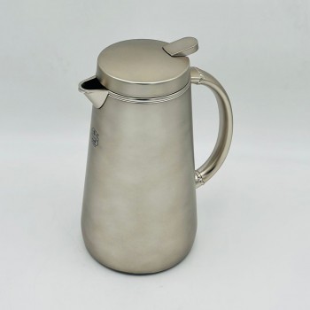 ترمس أنيق بتصميم عصري يجمع بين البساطة والفخامة، مصنوع من هيكل معدني 700ملي