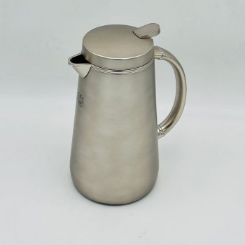 ترمس أنيق بتصميم عصري يجمع بين البساطة والفخامة، مصنوع من هيكل معدني 700ملي