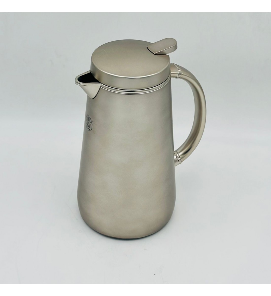 ترمس أنيق بتصميم عصري يجمع بين البساطة والفخامة، مصنوع من هيكل معدني 700ملي