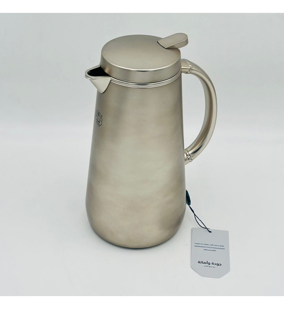 ترمس أنيق بتصميم عصري يجمع بين البساطة والفخامة، مصنوع من هيكل معدني 1لتر