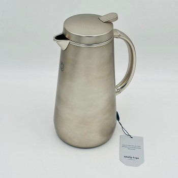 ترمس أنيق بتصميم عصري يجمع بين البساطة والفخامة، مصنوع من هيكل معدني 1لتر