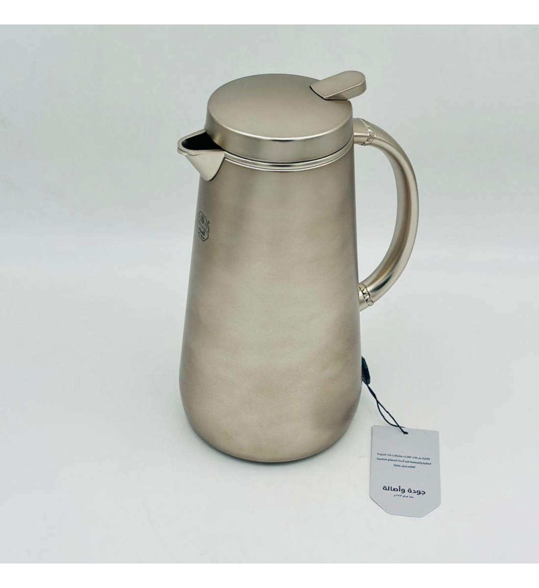 ترمس أنيق بتصميم عصري يجمع بين البساطة والفخامة، مصنوع من هيكل معدني 1لتر